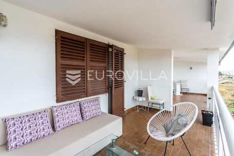 Podstrana, comfortable apartment located on the second, top floor of a small apartment building. South orientation with partial sea view. Available for rent for a short period from 15.10.2025-1.05.2026 for one person only. Utilities are paid separate...