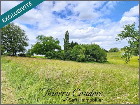 Close to Gourdon, this large building plot offers a beautiful view of the countryside. The water and electricity networks are along the road. Individual sanitation to be provided. CUb positive and soil study in progress.