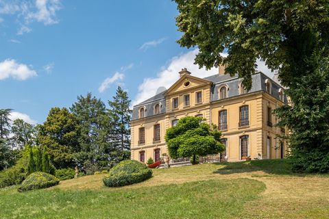 Ta wyjątkowa nieruchomość, z widokiem na zalesiony park o powierzchni ponad 5 hektarów, oferuje uprzywilejowane środowisko życia zaledwie 1 godzinę od Lyonu i 15 minut od Saint-Etienne. Ta klasycznie inspirowana nieruchomość o powierzchni mieszkalnej...