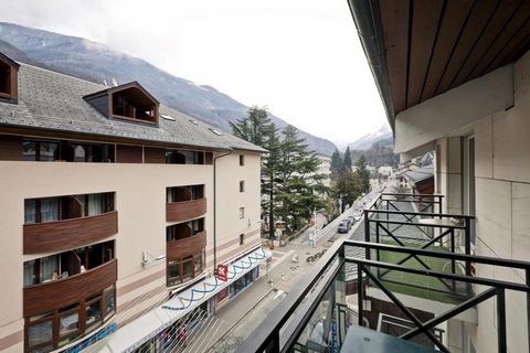 La residencia de la Poste está idealmente situada en pleno centro de Brides Les Bains, en los Alpes del Norte. Accederán rápidamente a los comercios. los remontes mecánicos que les llevarán a Méribel se encuentran a 200m de la residencia. Superficie ...