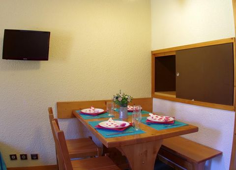 The residence le Prariond is located in Mottet hamlet, in Valmorel resort. It is located 200 m from the ski slopes. The village center, shops and the skilifts are 500 m away from the building, 10 min walks. Surface area : about 30 m². 3rd floor. Orie...