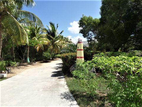 Very well maintained 3 bedroom 2 bath house on a 1.25 acre property. Beautiful matured trees and tropical fruit trees and palms give this property a feeling of serenity. Centrally located near grocery stores, gift stores, gas stations, boat ramps and...