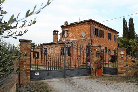 In the charming valley between Montepulciano and Montefollonico, located in a high position, we find this farmhouse of about 200sqm on two levels, with a completely fenced park of 3000sqm and electric gate. The property is in good conditions, but som...