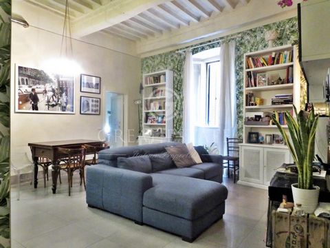 Set at ground floor, with independent access, this apartment is located in a privileged position, close to the very central Via Nazionale in Cortona. The property covers an area of 120sqm and is composed of a large living area with open kitchen, 2 be...