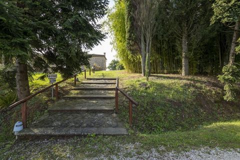 Experience tranquillity at this charming farmhouse with a double bed in Caprese Michelangelo to accommodate 2 guests. This farmhouse is perfect for a couple or a small family and features a shared swimming pool and a private terrace. You will find lo...
