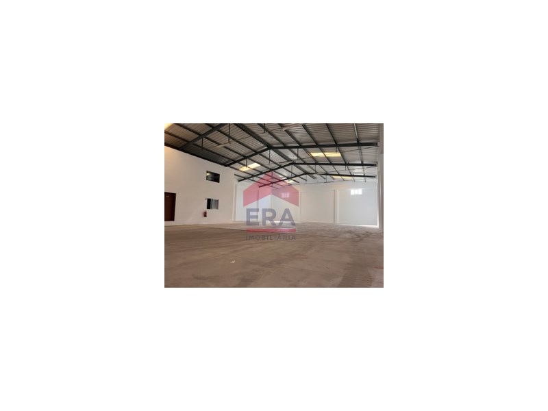 Warehouse with 630m2 in Lourinhã. With two offices, reception, kitchen, storage room, bathroom and dressing room. For more information or to schedule your visit contact us at the number: (+ (phone hidden) *The information provided is for information ...