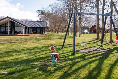 Dieses 2019 neu erbaute Ferienhaus steht in landschaftlich reizvoller Umgebung mit viel Wald ringsum und dennoch unweit der Kleinstadt Ebeltoft und dem nächsten Strandufer. Genießen Sie erholsame Urlaubtstage in diesem komfortabel ausgestatteten Feri...