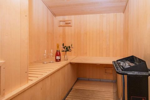 Helles Ferienhaus in schöner Umgebung bei Pøt Strandby. Das Ferienhaus ist gut gepflegt und verfügt über vier Schlafzimmer mit jeweils zwei Schlafplätzen und zwei Badezimmer, eines inklusive Whirlpoool und Sauna für das Wohlbefinden. Darüber hinaus v...
