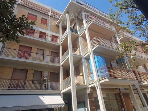 CHIUSI (SI), Chiusi Scalo: Apartment of 90 square metres on the second floor, served by a lift, comprising entrance hall with hallway, large living room with terrace, kitchen, two double bedrooms with terraces, bathroom with tub and storage room. The...
