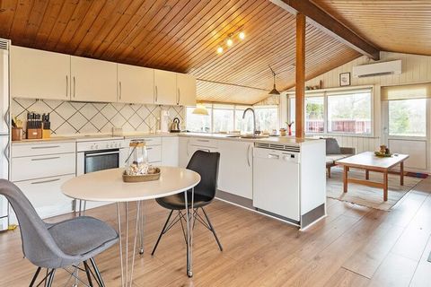 Cottage located in quiet surroundings on a large plot at the end of a closed road approx. 200 m from child-friendly bathing beach and close to Palmestranden in Frederikshavn. The house is furnished with two good bedrooms and a large annex. In the ann...