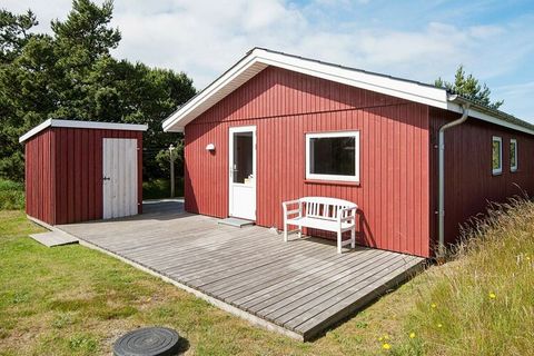 Im Frühjahr 2013 wurde dieses Ferienhaus umgebaut und renoviert. Es liegt auf einem großen Naturgrundstück mit Heide, in einem ruhigen Feriengebiet. Küchen-Wohnbereich mit Essplatz und Holzofen. Es gibt drei Schlafzimmer mit Doppelbetten und ein Bad ...