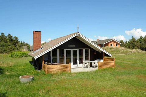 Älteres Holzferienhaus mit praktischer Einrichtung, auf offenem Naturgrundstück gelegen. Warme Sommertage können Sie gut auf der überdachten Terasse verbringen. Vejers Strand ist ein schönes Feriengebiet mit gutem Strand. Keine Vermietung an Jugendgr...