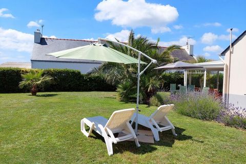Only 100 m from the sea and the picturesque coastal path, situated on the still very natural Bay of Audierne. In the bright and colorfully furnished holiday home, the holiday mood quickly sets in. The spacious south-facing conservatory, which overloo...