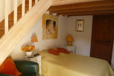 Charmante maison de vacances située à deux pas de l'une des plus grandes plages de sable de la Côte d'Azur, La Nartelle. Elle se trouve dans une résidence calme et sécurisée à l'extérieur de la ville qui se compose de 6 petites villas entourées de pi...