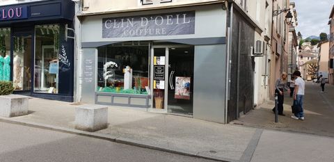 Voiron centre, place Saint Bruno, right to lease to be transferred. Qualitative location with parking in the immediate vicinity and commercial environment. Commercial lease of June 1, 2019, current rent € 640.00 monthly (current activity of mixed hai...