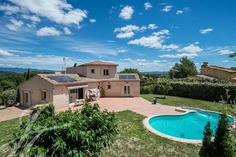In the charming little village of Saint Estève Janson, your John Taylor prestige real estate agency offers you this pretty 312 sq.m villa for sale, built in 2002 on a 0,364 acres plot. Set in very pleasant surroundings, the house has every comfort an...