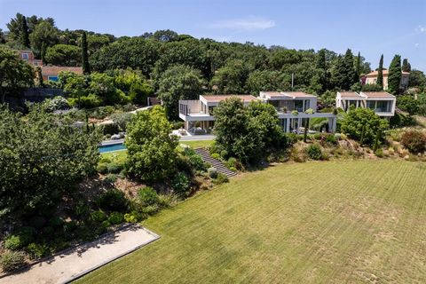 For sale in St Tropez, luxurious contemporary villa offering a magnificent view on the countryside. The spacious volumes deploy on a surface of 550 m² numerous living rooms as well as 5 bedrooms including a master suite. The villa is located in a qui...