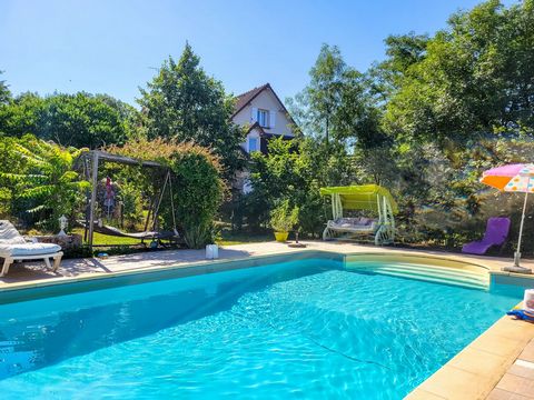 Welcome to this great opportunity to own 580m2 of living space including 2 guest houses. Set in the wonderful Aveyron countryside just 5 minutes drive from all services in the bustling town of Villefranche de Rouergue, this property is full of potent...