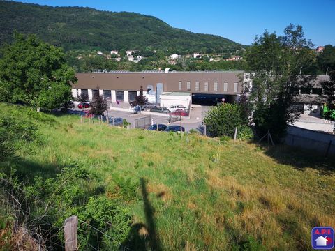 BUILDING To the north of Foix, sloping building land of approximately 1700m² with possibility of 2 accesses. Fees: 14.29% including tax including buyer's charge (35,000 excluding fees) ARIEGE PYRENEES IMMOBILIER (API) - FOURCADE PASCAL - Sales agent...