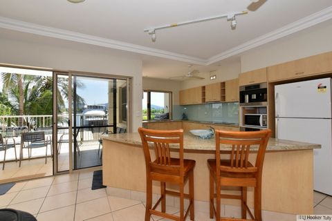 Aproximadamente a medio camino entre Townsville y Cairns, encontrará esta increíble casa adosada de cuatro dormitorios y tres baños ubicada en el paseo marítimo de Port Hinchinbrook. Situado en un bloque de aprox. 313m2 de terreno con su propio pontó...