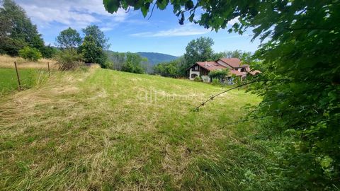 On the heights of Allevard, in a small hamlet, land of 1071m² of which 781m² can be built. Edged viability. All amenities less than 10 minutes away (shops, school, college, etc.) Contact me at ... Or ...