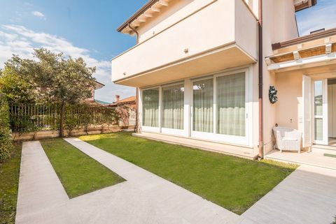 Newly built luxury villa just 300 meters from the center of Forte dei Marmi and about 600 from the beach. The villa is very bright and spread over two floors above ground and has an internal surface area of about 190 sq m. The property also offers a ...