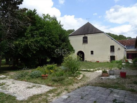 Property of the seventeenth Comprising a dwelling house of 200m ², an apartment on the ground floor, exhibition rooms. Barns - Workshops - Bread oven - Outbuildings - Well. Attics with magnificent frames. All enclosed by walls on a plot of 4262 m². A...