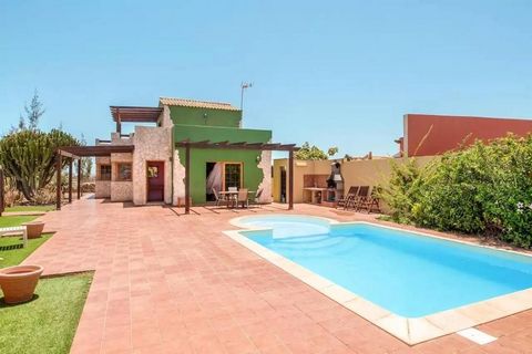 Bellevue Canarias presents a fantastic villa of 168 square metres with pool and 1,000 metres of plot/garden in Casillas Morales, Antigua. The property is located in a privileged location with magnificent views of the volcano. It has four bedrooms, th...