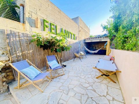 Escape to the stunning island of Mallorca and discover this beautiful house in authentic Mallorcan style, located just 5 minutes from the center of Felanitx. With supermarkets, shops, bars and restaurants all around it, this house offers comfort and ...