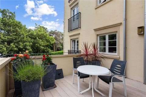 Ideally located close to Canford Cliffs village and within the beautiful grounds of Compton Acres botanical gardens this immaculate home represents a fabulous lifestyle opportunity. Azaleas is an impressive and exclusive collection of just 20 apartme...