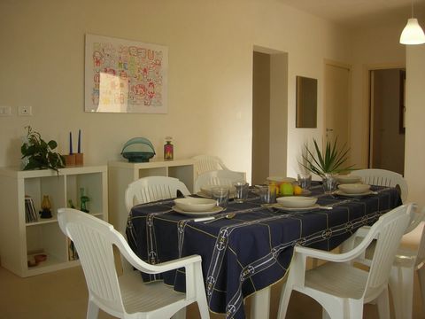 The independent villa with garden consists of two independent apartments, fully furnished. Apartment A, on the ground floor, is accessible from the garden and consists of a living-dining room with American kitchen, three bedrooms and two bathrooms, a...