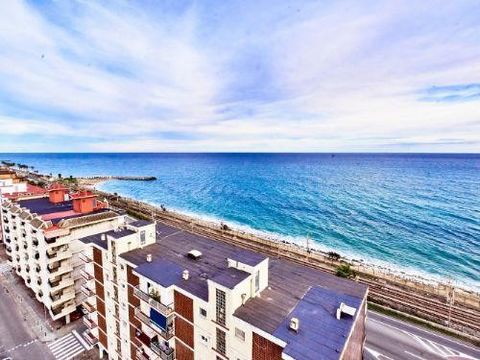 Fantastic penthouse on the seafront with spectacular views. It has a useful area of 157m2 (166m2 built) + 100m2 of terraces with storage room of 26m2. It consists of: Living room (33m2) with access to large terrace with spectacular sea views. Kitchen...