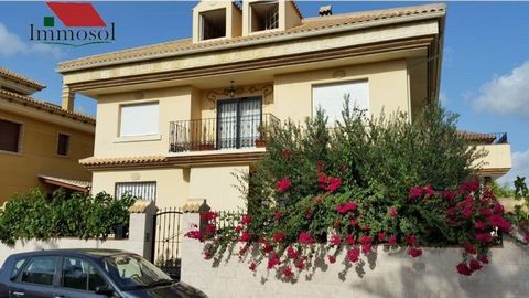 Grupo Immosol presents this villa in Almoradi area El bañet. With 380 m2 of surface, 400 m2 surface plot, 6 double bedrooms, 4 bathrooms, a toilet, property in very good condition, equipped kitchen, rustic stoneware floor, aluminum exterior carpentry...