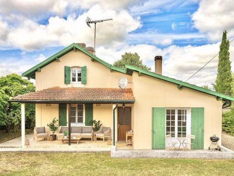 This former railway cottage has recently undergone extensive renovation. The property has 3 bedrooms, 2 bathrooms and feels light, spacious and modern. There are pretty gardens that surround the cottage, which is situated in a small hamlet, just outs...