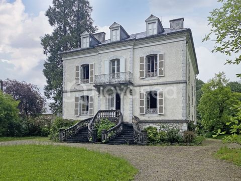 At Novarea, we take you to the foot of the mountains! Behind this imposing gate, walk towards this sumptuous mansion erected in 1860. The building offers a living area of approximately 320m2 spread over 3 levels. A double porch leads you into the mai...