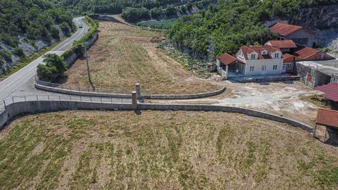Building commercial land in Pražnica on the island of Brač. The land is on the busy road between Postir and Pučišće. Its size is about 20.000 m2 Due to its position and size, the land is ideal for building an oil mill or stone processing factory. The...