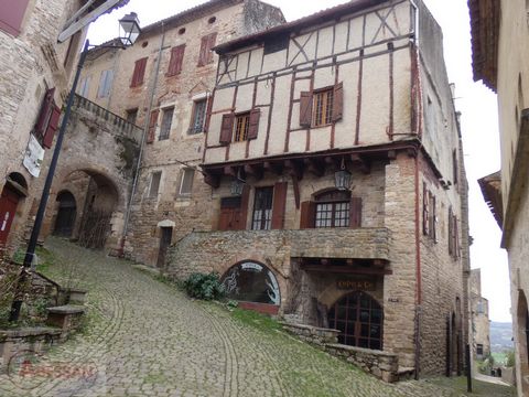 TARN (81) For sale in Cordes-sur-ciel, this beautiful house located at the top of the medieval town, a stone's throw from the market. On the ground floor: a magnificent space (50 m²) which can be used for a workshop, shop or dining room project. Then...