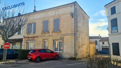 A 10min de Tonnay Charente : TONNAY BOUTONNE, village avec commerces, écoles, services Excellent emplacement pour cet immeuble de rapport situé au centre du village. Il se compose de deux T3 avec cour privative (1 au RDC et 1 à l'étage) actuellement ...