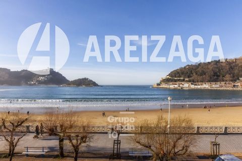 Areizaga Real Estate exclusive property. In the best area of San Sebastián and in one of the best buildings, we offer this magnificent house with 2 facades (to the N-West with views of the bay and to the S-East to the Plaza de Zaragoza). The price in...