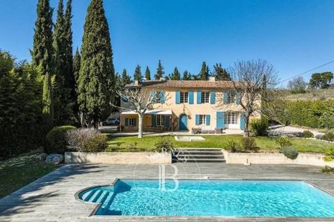 At 6 minutes from the city center of Aix-en-Provence in a beautiful countryside environment close to a renowned golf course. Lovely renovated 18th century Mas of 310 sqm in 5000 sqm enclosed fully landscaped with a beautiful swimming pool area (12x5m...