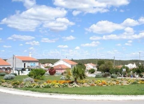 5-room townhouse, backyard and garage, located in the charming and picturesque village of Amareleja. If you are looking to live in the tranquility of the Alentejo or have a second home, this is the ideal solution. The villa is situated close to the A...