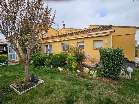 Well-kept house with garden in a quiet residential area This house, which is inhabited all year round, is located in the small town of Fortia on a plot of 457 m2. The house impresses with its beautiful and large garden, as well as the living layout. ...