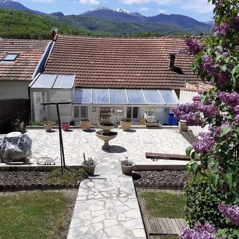 Near the town center of Lavelanet, House T3 with garden and garage: Ground floor: a garage of 40m² with electric gate A workshop 18m² A laundry room 1st floor: a kitchen, a living room, 2 bedrooms, 1 bathroom with WC, a veranda and land of approximat...