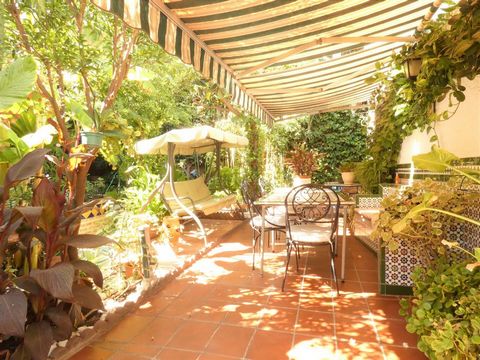 House with 6 rooms in the El Pinar neighborhood, Torremolinos. This chalet is distributed on two floors. The first of 163 m2, has a large living room with fireplace, closets and library. A fully equipped kitchen and a dining room with custom designed...