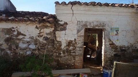 Single storey house with 4 rooms, located in the quiet Sitio dos Currais, 5 minutes from Cachopo. Needs total refurbishment works. Located right in the heart of the Algarve mountains, you can count on a privileged view, since it is at a high point. I...