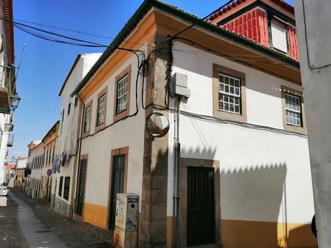 Stone house in the center of Castelo Branco, consisting of three floors, with panoramic terrace over the city. In need of some refurbishment works.