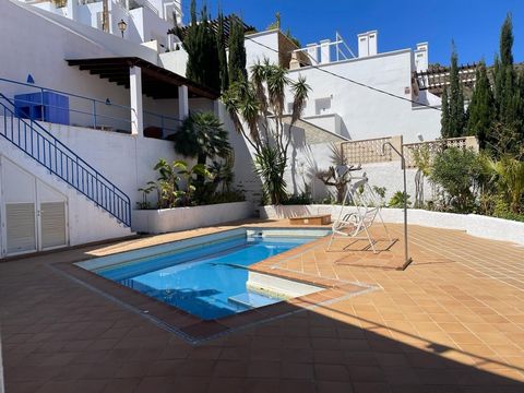 FANTASTIC HOUSE WITH PRIVATE POOL AND FABULOUS SEA VIEWS. It is located on a plot of over 600 m² in one of the best areas of Mojácar Playa, with beautiful front views of the sea and the mountains. This house is situated in a private urbanization, wit...