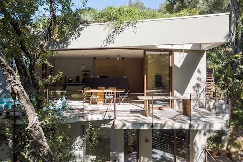In the commune of Colomars, new architect's villa of about 130 m², built in the heart of a beautiful oak grove on a plot of 1346 m2. The house of concrete, glass and steel is south facing. It is composed on the first level of a living room of 75 m² w...