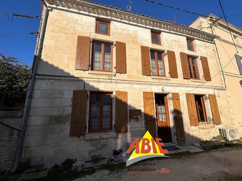 House to renovate in the village of Arcais of about 88m2. It consists on the ground floor of a kitchen, a living room, shower room with toilet and a bedroom. Upstairs is a landing with two bedrooms with adjoining parquet flooring. PVC double glazed o...