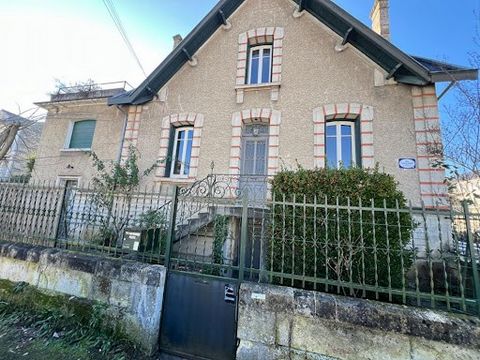 EXCLUSIVITY TO THE SILLAC DISTRICT*** Welcome to this sublime nineteenth century bourgeois house of 170m² of living space composed of an entrance, a dining room with fireplace, a kitchen, a living room with bar and fireplace. On a half level, in an e...